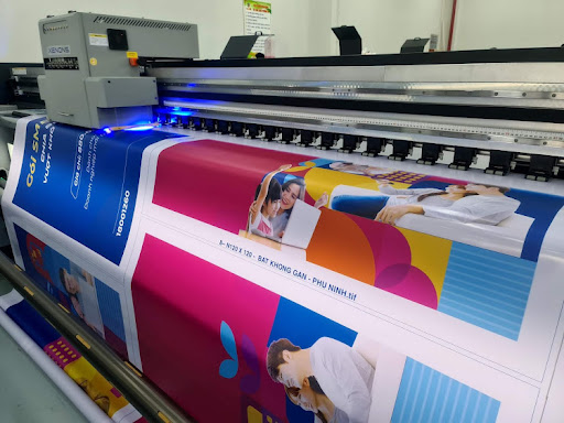 In bạt UV siêu bền với công nghệ tiên tiến, bề mặt sắc nét, chống phai màu và chịu được điều kiện thời tiết khắc nghiệt.